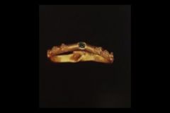 Anello tardo medievale con maninfede